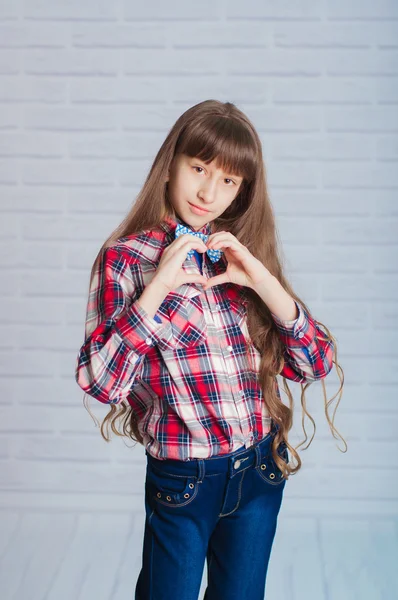 Menina em jeans e uma camisa xadrez — Fotografia de Stock