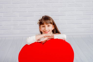 büyük bir kalbi olan küçük kız