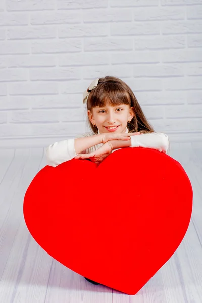 Menina com um grande coração — Fotografia de Stock
