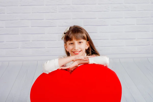 Kleines Mädchen mit einem großen Herzen — Stockfoto