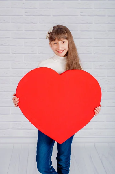 Büyük bir kalbi olan küçük kız — Stok fotoğraf