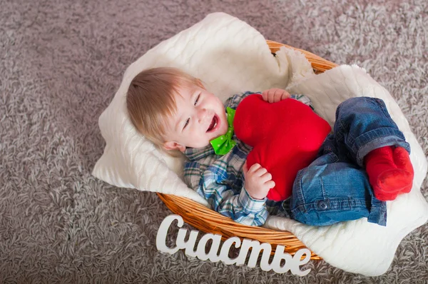 Enfant dans le noeud papillon est dans le panier — Photo