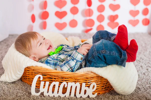 Enfant dans le noeud papillon est dans le panier — Photo