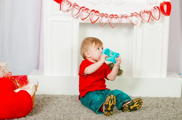 Noeud papillon enfant assis près de la cheminée — Photo