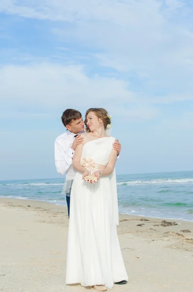 Young bride and groom on the beach — Stock Photo, Image