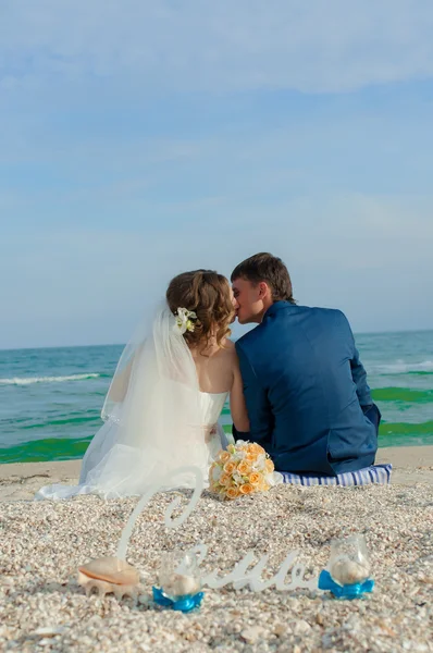 Noiva jovem e noivo na praia — Fotografia de Stock