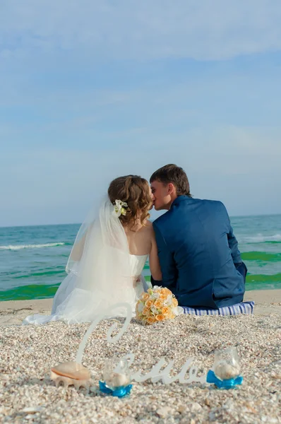 Young bride and groom on the beach — Stock Photo, Image