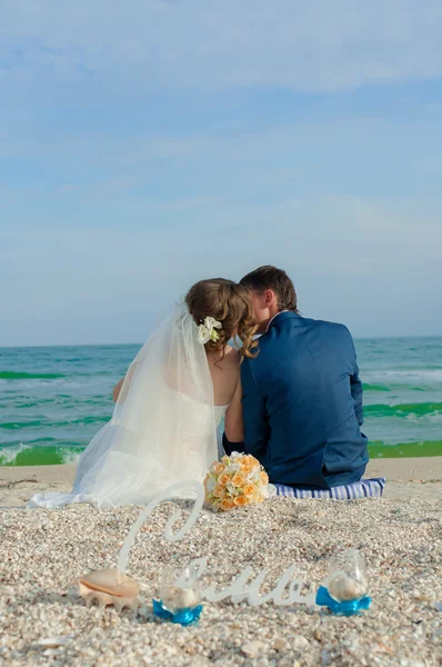 Молодая невеста и жених на пляже — стоковое фото