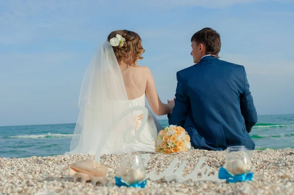 Young bride and groom on the beach — Stock Photo, Image