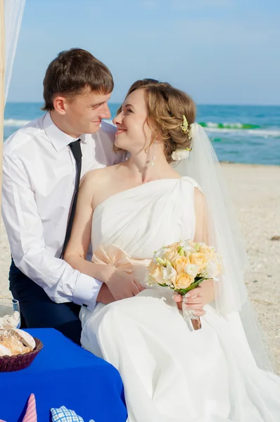 Молодая невеста и жених на пляже — стоковое фото