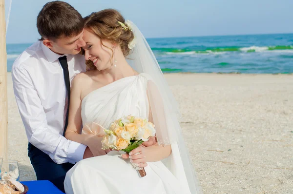 Young bride and groom on the beach — Stock Photo, Image