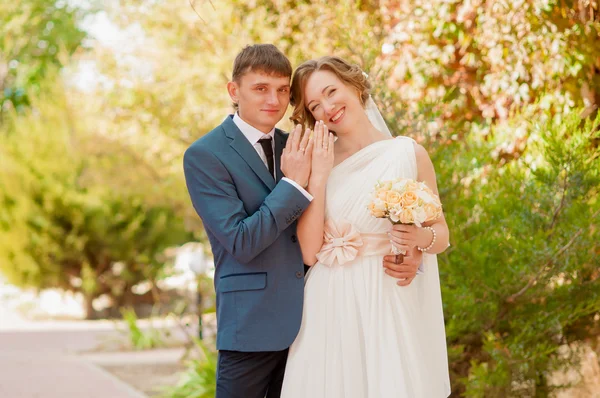 The bride and groom in summer park — Stock Photo, Image