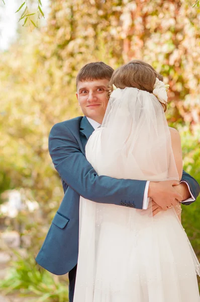 The bride and groom in summer park — Stock Photo, Image