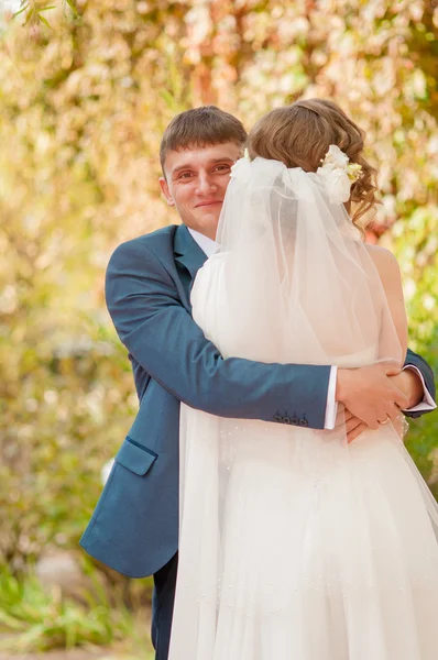 Nevěsta a ženich v letním parku — Stock fotografie