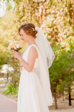 Bir bahçe beyaz elbiseli genç gelin