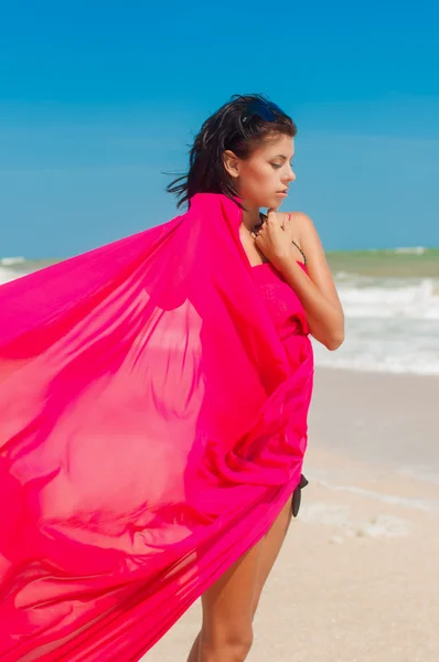 Ung flicka på stranden på sommaren — Stockfoto