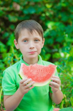 Küçük çocuk yaz aylarında karpuz yeme