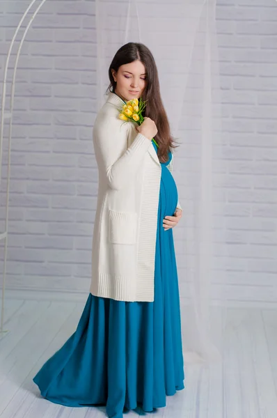 ターコイズ ブルーのドレスの若い妊婦 — ストック写真