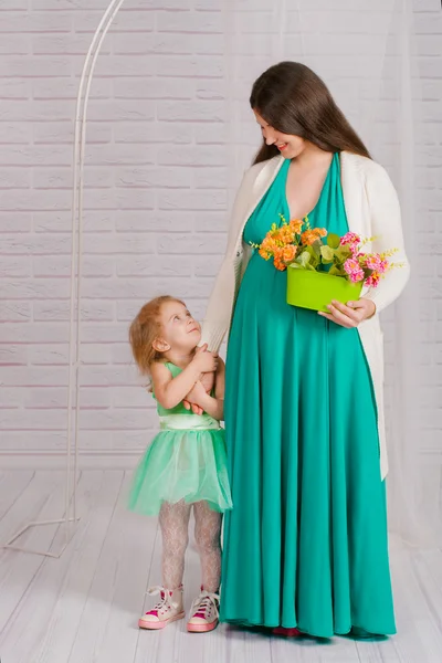 ターコイズ ブルーのドレスと女の子の若い妊婦 — ストック写真