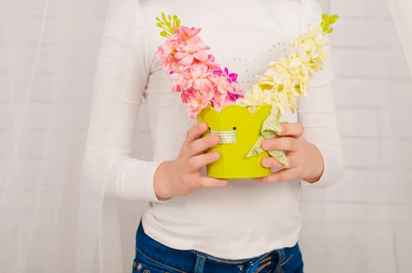 Mani di una bambina con fiori primaverili — Foto Stock