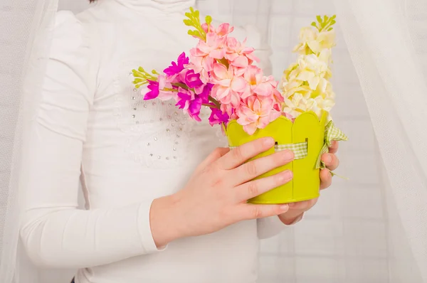 Руки маленькой девочки с весенними цветами — стоковое фото