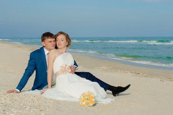 Noiva jovem e noivo na praia — Fotografia de Stock