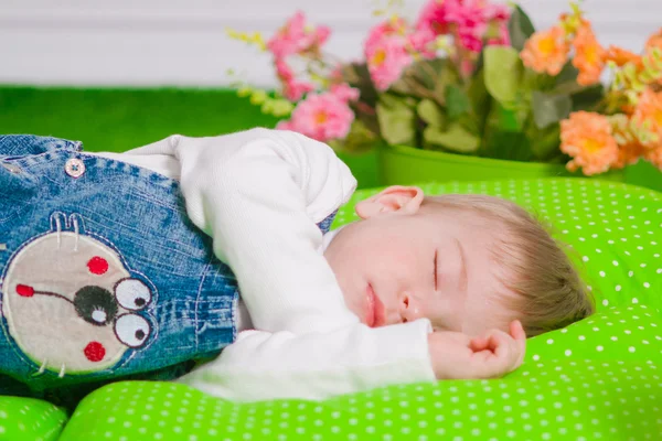 Спящий малыш — стоковое фото