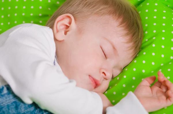 Kleine baby slapen — Stockfoto