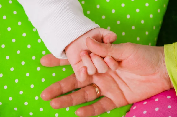 Hand van een kleine baby in Moederdag — Stockfoto