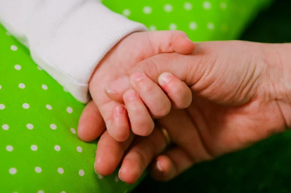 Hand van een kleine baby in Moederdag — Stockfoto