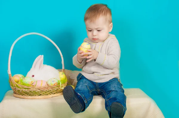 Niño y conejito de Pascua con huevos — Foto de Stock