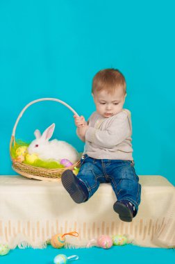 Küçük çocuk ve Paskalya bunny yumurta ile