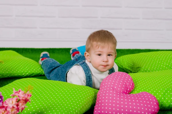 Little boy with bright colors and spring flowers — Stock Photo, Image