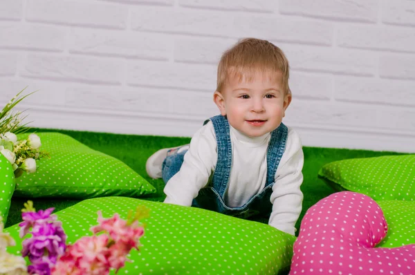 Kleine jongen met heldere kleuren en Lentebloemen — Stockfoto