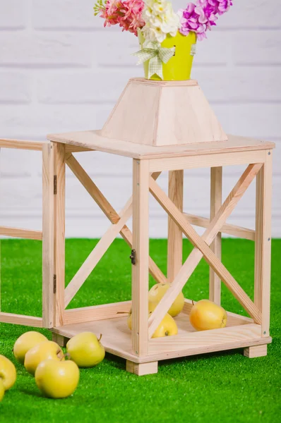 Декоративна дерев'яна клітка з зеленими яблуками — стокове фото