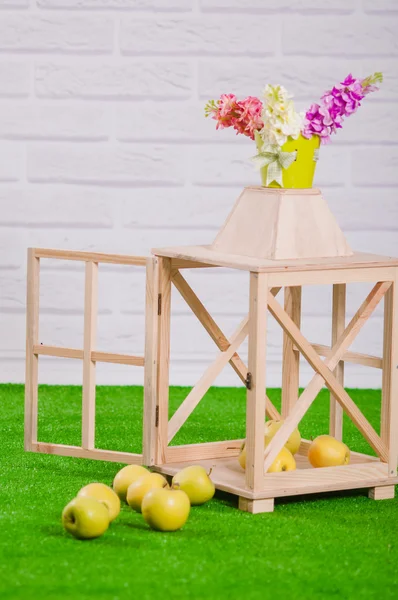 Decoratieve houten kooi met groene appels — Stockfoto