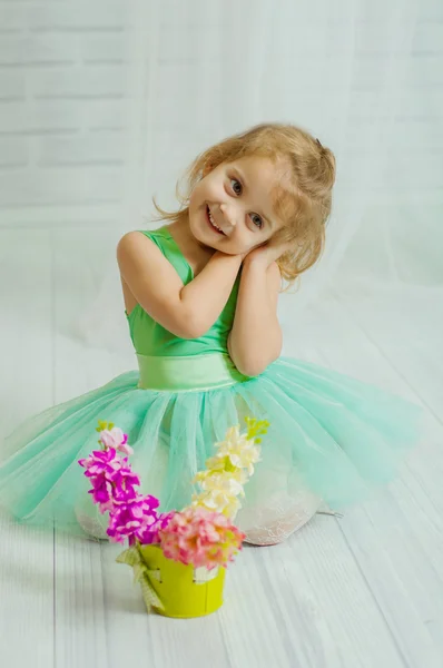 Menina com flores de primavera — Fotografia de Stock