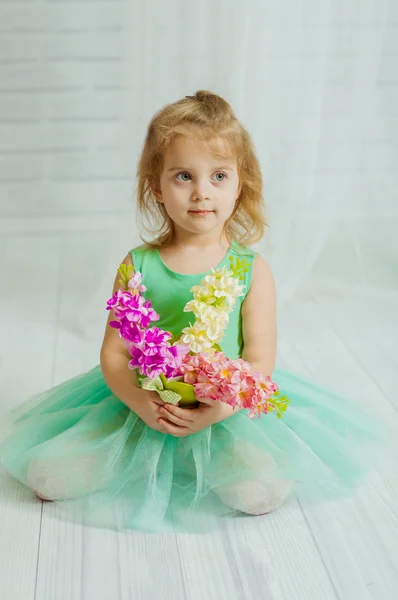 Little girl with spring flowers — Stock Photo, Image