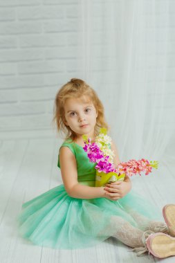 Bahar çiçekleri ile küçük kız