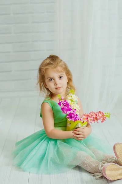 Bambina con fiori primaverili — Foto Stock