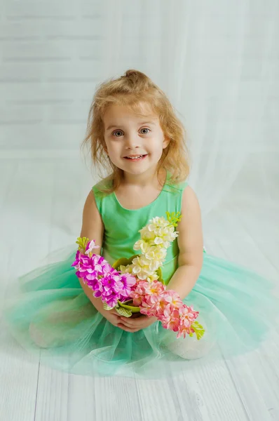 Bambina con fiori primaverili — Foto Stock