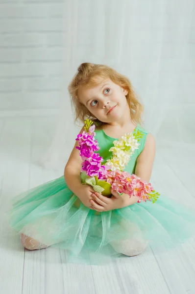 Little girl with spring flowers — Stock Photo, Image