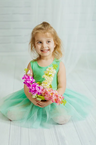 Little girl with spring flowers — Stock Photo, Image
