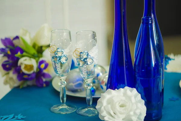 新娘捧花的蓝色虹膜白色郁金香玻璃杯和玻璃瓶 — 图库照片