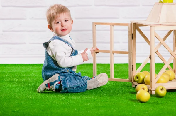 Little boy with bright colors and spring flowers — Stock Photo, Image