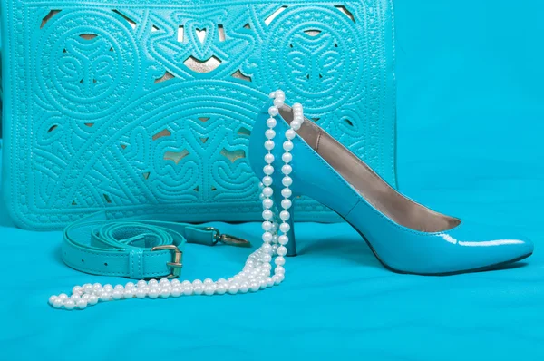 Schöne blaue Schuhe und Handtasche, Perlen — Stockfoto