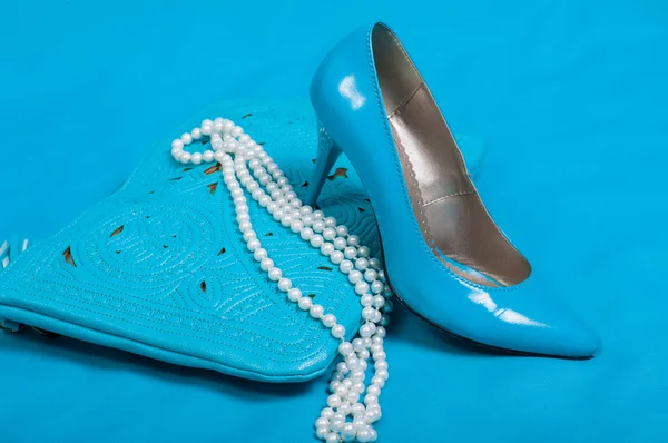Beautiful blue shoes and handbag, pearls — Stock Photo, Image