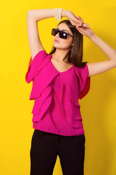 Hermosa joven con el pelo largo en una blusa púrpura — Foto de Stock