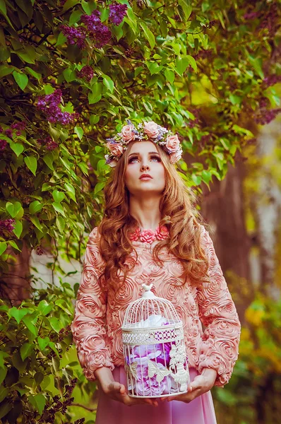 Jong meisje in lila bloemen — Stockfoto