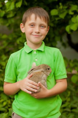 Elinde bir tavşan ile küçük çocuk